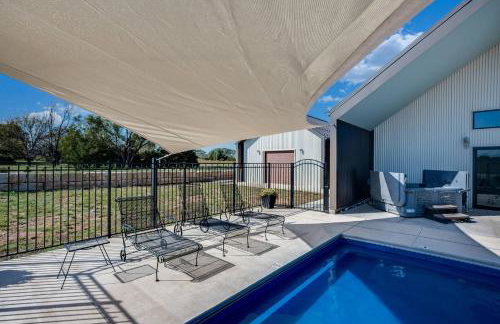 Modern Cabin Near Cheney Lake W Pool and Hot Tub - Foto 32