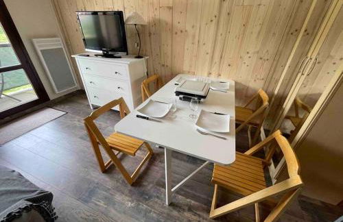 Studio refait à neuf avec balcon - Famille - Parking couvert - Foto 6