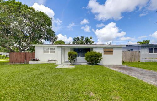 Fenced-In Yard Home 3 Mi to Hard Rock Stadium! - Photo 3
