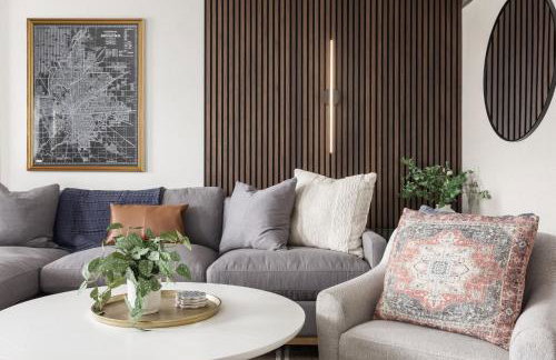 Capitol House - 3 Bed 1 Full and 1 Half Bath, Pet Friendly with Hot Tub walk to Lucas Oil Stadium - Foto 6