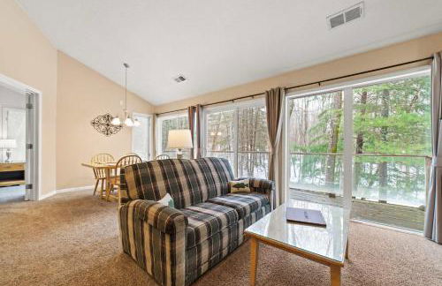 New, Spacious and charming, with a river view, conveniently located near skiing and golf - Foto 26