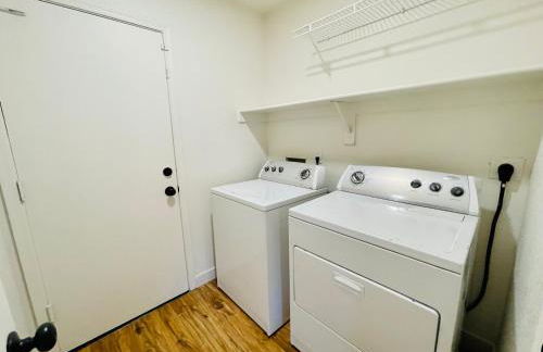 Glendale Gem with Pool & Office in Prime Location - Foto 11