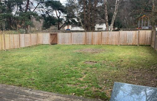 5 Bed Camberley Airport Accommodation - Foto 3