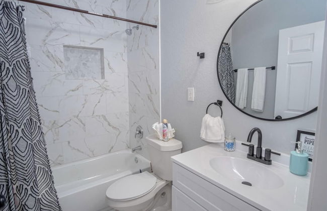 Cozy and Lovely 2BR 2BA Apt A Near Lively Downtown - Foto 13