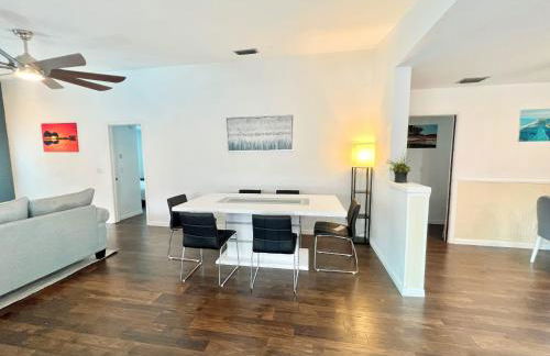 Dream Vacation Home w Heated Pool Close to Beaches Clearwater St Pete Quiet with Big Backyard - Foto 25