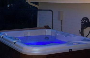 Romantic Cozy Cabin Walk to lake Hot tub Bikes Kayaks Grill - Foto 24