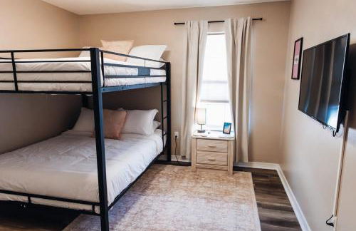 Golden Hour Getaway- Guest Favorite, 2 Min to Beach, Seasonal Pool & Arcade - Foto 36