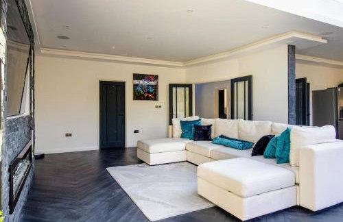 Luxury 4-Bedroom High-End Home, Includes Jacuzzi and Pool Table - Foto 54