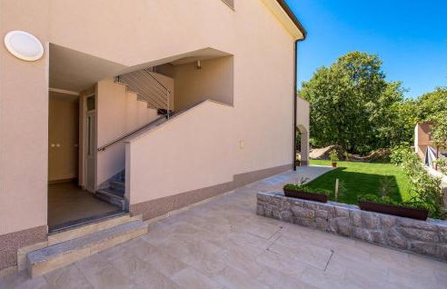 2 Bedroom Lovely Apartment In Viskovo - Photo 10