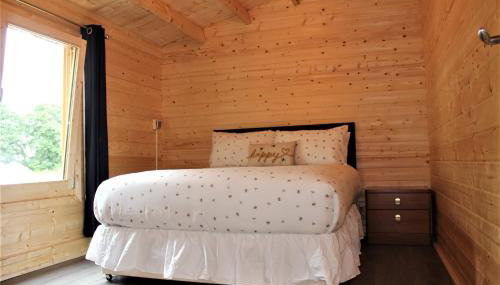 Stunning 5-Bed Cabin in Ashton Under Hill - Photo 5