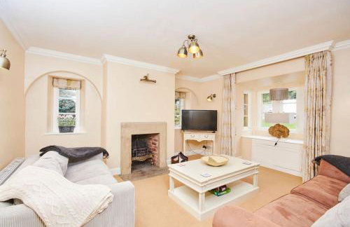 North Lodge - 17th Century Gate Cottage at Hassop Hall - Photo 2