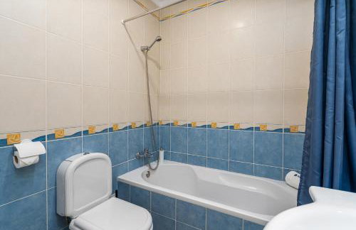 Bright Flat w/ Terrace & Pools by HostWise - Foto 10