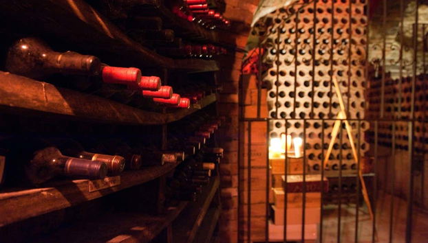 Bottiglie di vino in una cantina sotterranea