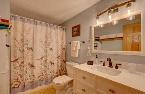 Secluded 2BR Cabin w Hot Tub, Pond, Trails, WiFi - Foto 19