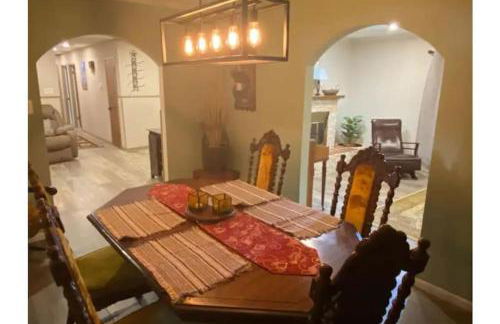 StockYards! Walk 3 Blocks-Ranch House sleeps 8 - Foto 13