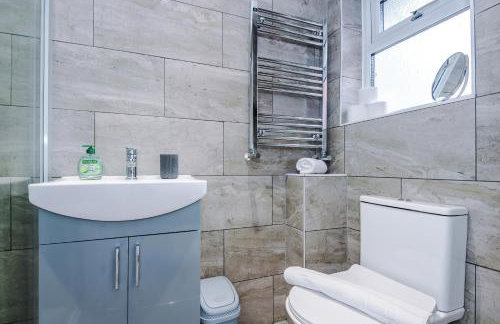 Modern 3 Bedroom House Perfect for Short and Long Stays - Foto 73