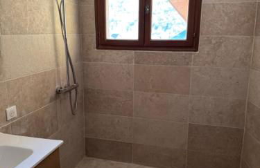 Gite boutx avec Jacuzzi 12 personnes 5 LITS DOUBLES ET 1 CANAPE LIT - Foto 9