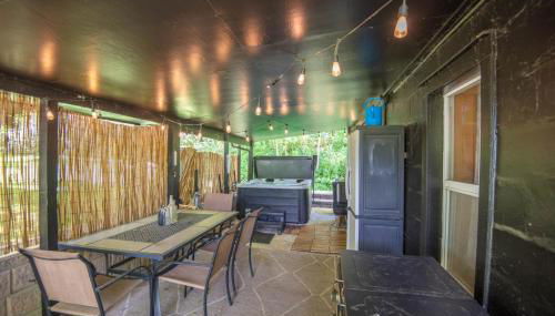 New River Views & Access - Hot Tub, Gazebo, Fire Pit, Next to Riverside Canoeing! - Foto 5