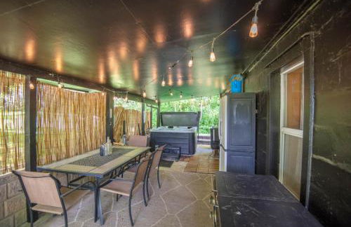 New River Views & Access - Hot Tub, Gazebo, Fire Pit, Next to Riverside Canoeing! - Foto 5