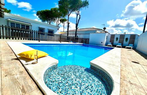 GATU Villa Serena piscina privada mayores de 25 años y familias - Foto 1