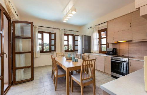 Ilys Home, a Country-chic Retreat with Pool & BBQ, By ThinkVilla - Photo 25