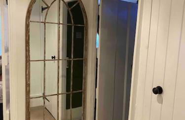 Stunning 2 Bedroom Flat in a Central Location - Photo 14