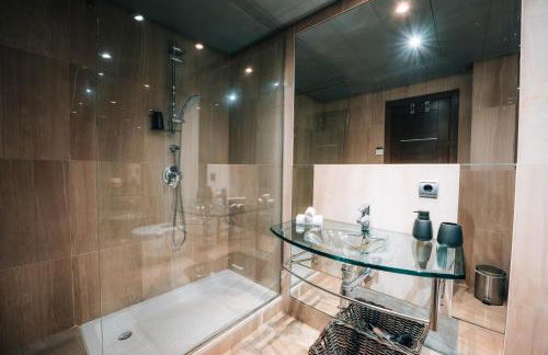 Luxury 3 Bedrooms, Private Heated Pool - EHHouse - Photo 15