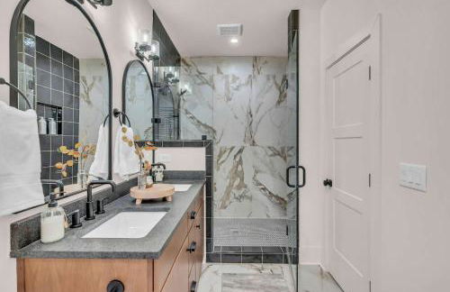 New 2 Luxe Townhomes with Rooftops Sleeps 24 - Foto 20