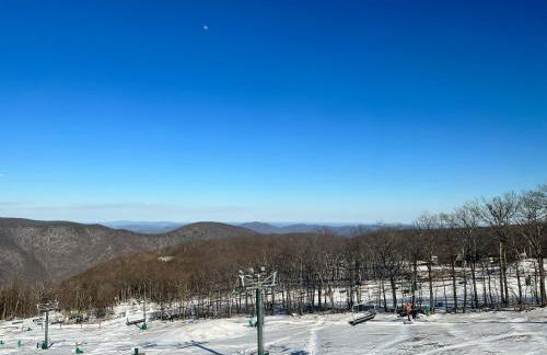 Diamond Adventure Slope Side with Foosball and Arcade at Wintergreen Resort - Foto 39