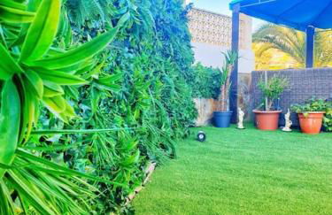 The perfect place to relax Bedroom with hot tub, beautiful tropical garden area. Bbq and big open spaces through all the house.It is located in a quiet place, but still 5 min away from the touristic Puerto Rico and walking distance from the beach - Foto 33