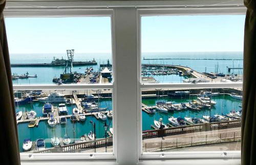 Marina Retreat - Stunning 4 bedroom, 3 bathroom house with harbour views! - Foto 9