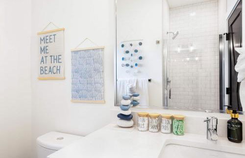 Ocean-Inspired 3B Modern Retreat w Kids Room - Foto 27