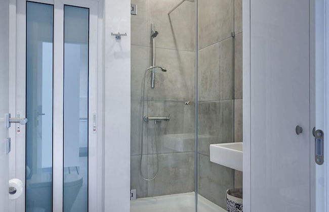 Modern Seaview Apartment In a Prime Location - Photo 11