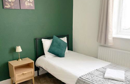 Business & Family Friendly 6 Bed Stay with Garden - Free Parking - Fast Wi-Fi and workspace - London & Essex Links - Photo 10