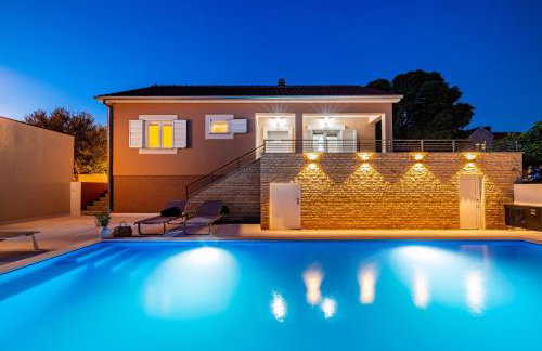 Villa Matea - heated pool, peace, view - Photo 29