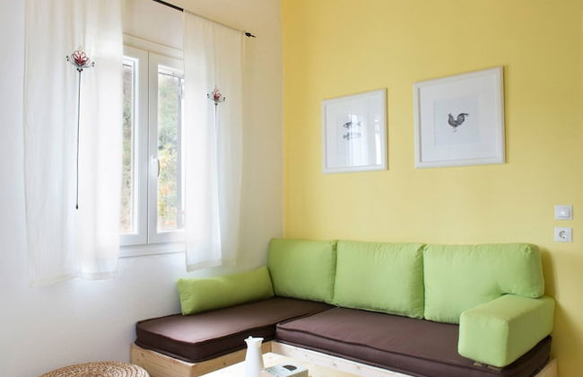 Cute Yellow Handmade House With Garden - Foto 21