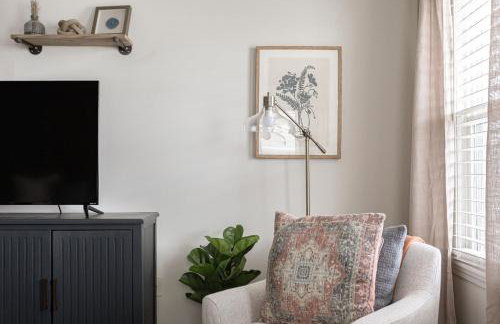 Capitol House - 3 Bed 1 Full and 1 Half Bath, Pet Friendly with Hot Tub walk to Lucas Oil Stadium - Foto 7