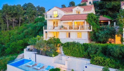 VILLA PHILIPPA - luxurious five-room villa - idyllic location - first row to the sea - spectacular view of the sea bay - unforgettable sunsets - 15 minutes from Supetar ferry port - free parking - private heated pool - Foto 4