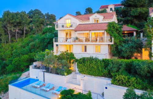 VILLA PHILIPPA - luxurious five-room villa - idyllic location - first row to the sea - spectacular view of the sea bay - unforgettable sunsets - 15 minutes from Supetar ferry port - free parking - private heated pool - Foto 4