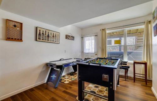 Lakefront Pocono Retreat with Hot Tub and Movie Hub - Foto 27