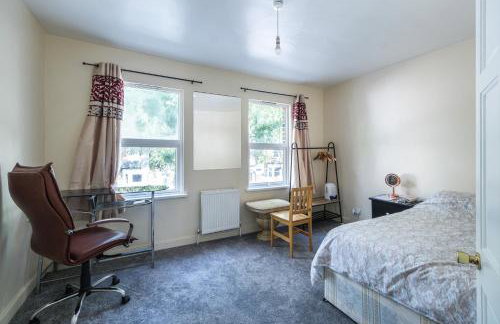 House - Sleeps 8 - Garden - Short Walk to Station - Foto 12