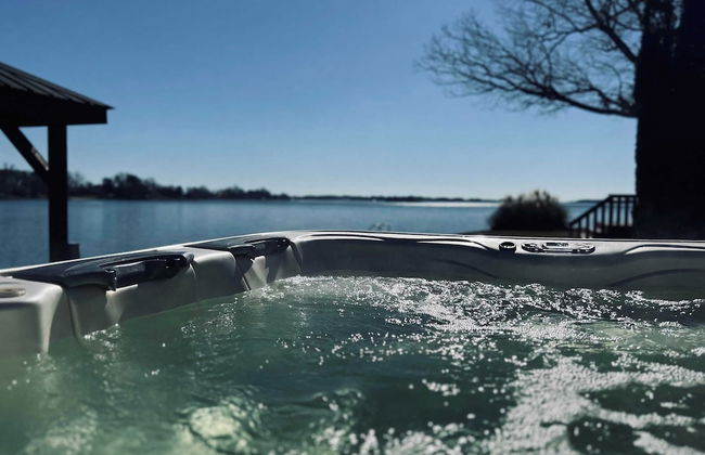 Bear Creek Lodge by Avantstay Lakefront + Dock - Photo 1