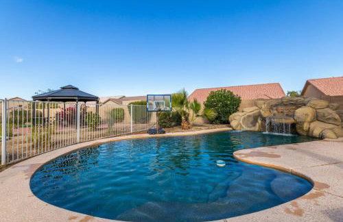 Heated Pool • Mini Golf • Huge Backyard • King Bed - Foto 3