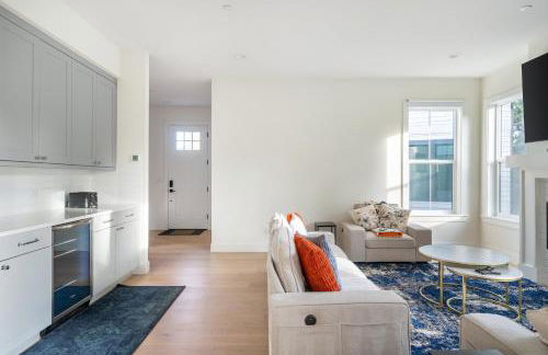 Elegant 3-Story House with Private Backyard in WA - Photo 13