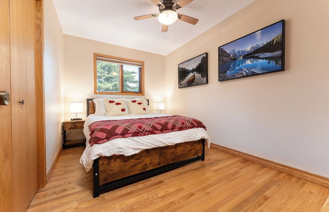 Mountain Chalet 2Min to Jasper Park Gate - Photo 2