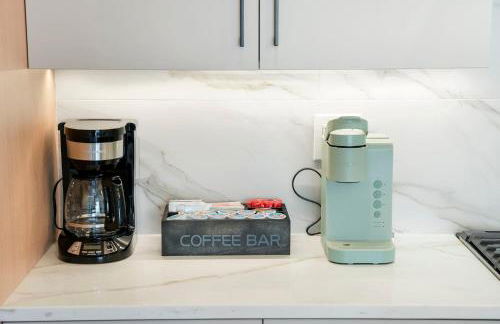 Modern Condo by Med District with Parking & Laundry - Foto 11