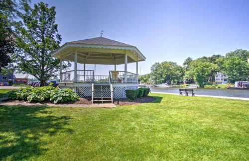 Charming Saugatuck Condo with Private Deck and Grill! - Foto 25
