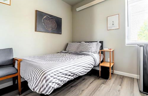 Cozy Micro Suite Unit 12 Sleeps 2 Minutes to Downtown - Foto 1