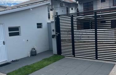 Casa com 2 quartos, sendo um suíte, super aconchegante para temporada - Foto 2