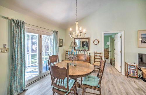 Oak Island Home with Yard Less Than 1 Mi to the Beach! - Foto 10